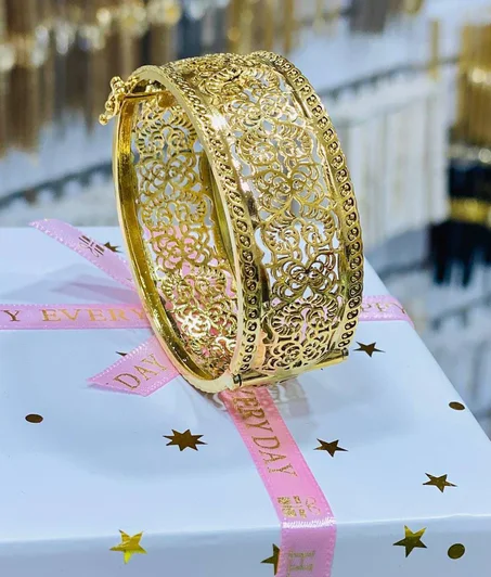 سوار ذهبي راقي بنقوش مغربية فاخرة 👑