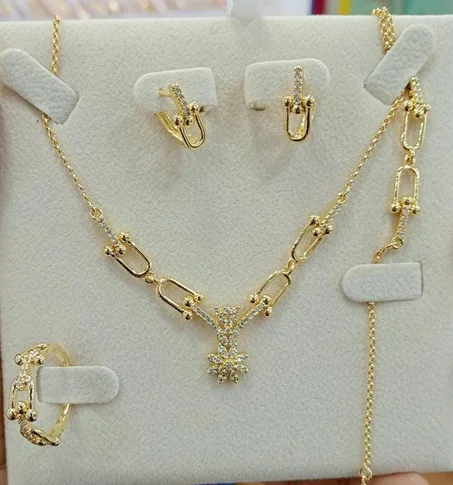 طقم ذهبي راقٍ بتصميم عصري وجذاب ✨️