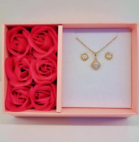 طقم راقٍ مع لمسة وردية 🌸🎁