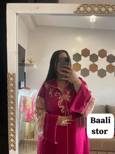 👑جلابة توب كريب روزا أنيقة بلون زاهي وتطريز فاخر