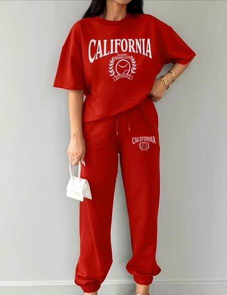 😍  طقم مكون من تيشورت واسع وبنطلون بنفس التصميم