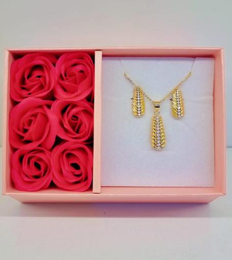 طقم راقٍ مع لمسة وردية 🌸🎁