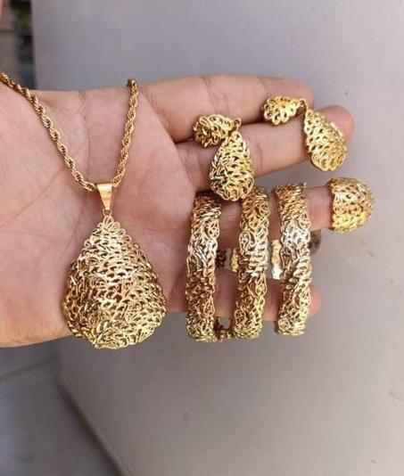 طقم مجوهرات بلدي ذهبي فاخر