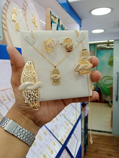 طقم مجوهرات بلدي ذهبي فاخر