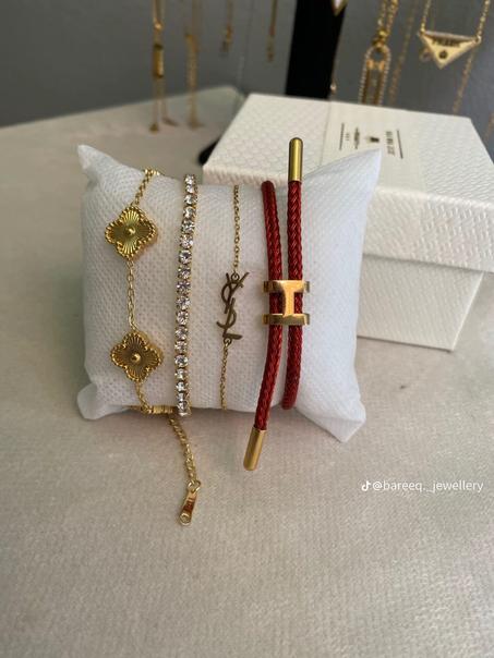 مجموعة أساور أنيقة تجمع بين الكلاسيكي والعصري 🎀 مثالية لهديّة أو لإطلالتك اليومية ✨ تسوقي الآن!