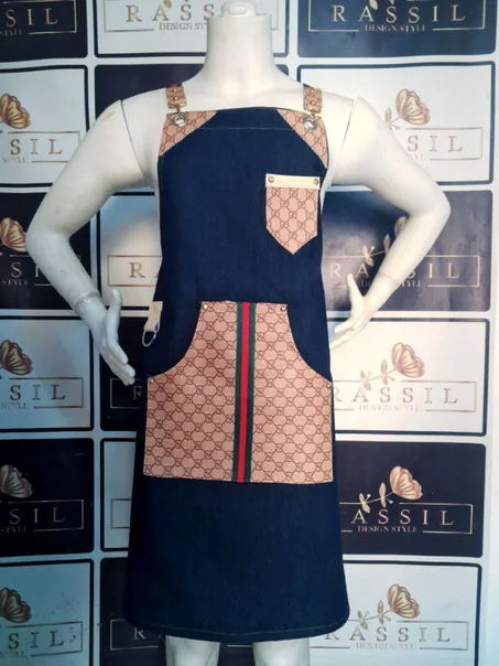 مريلة أنيقة للغاية تأتي بتصميم عصري و أنيق- مصنوعة من قماش الدنيم (الجينز) الخفيف- مريلة اللمطاعم ،الفنادق . الحلاق، النادل، الجزار  غيرها