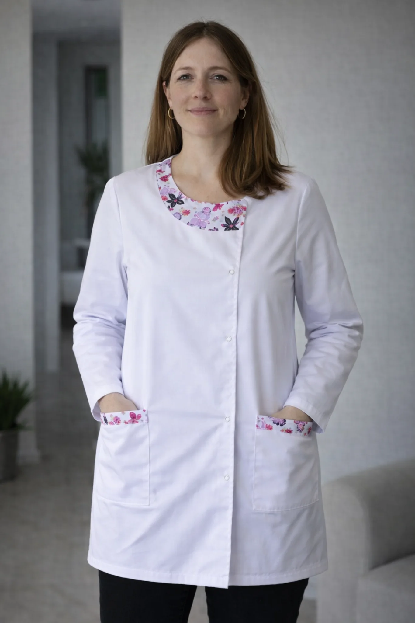 Blouse médicale femme – Élégance Florale