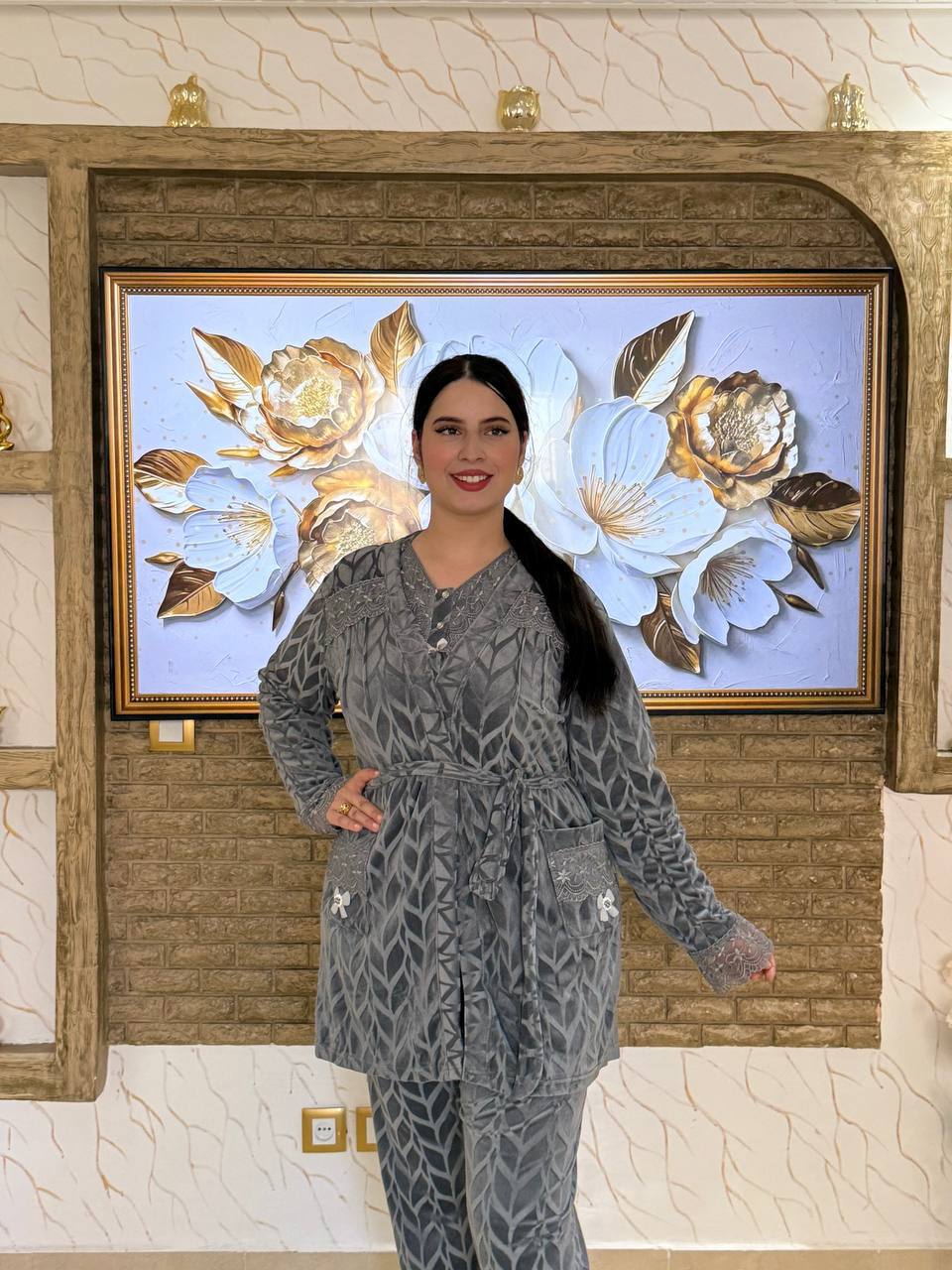 ✨بيجامة نسائية مخملية راقية بتفاصيل دانتيل – أناقة وراحة فكل لحظة ✨