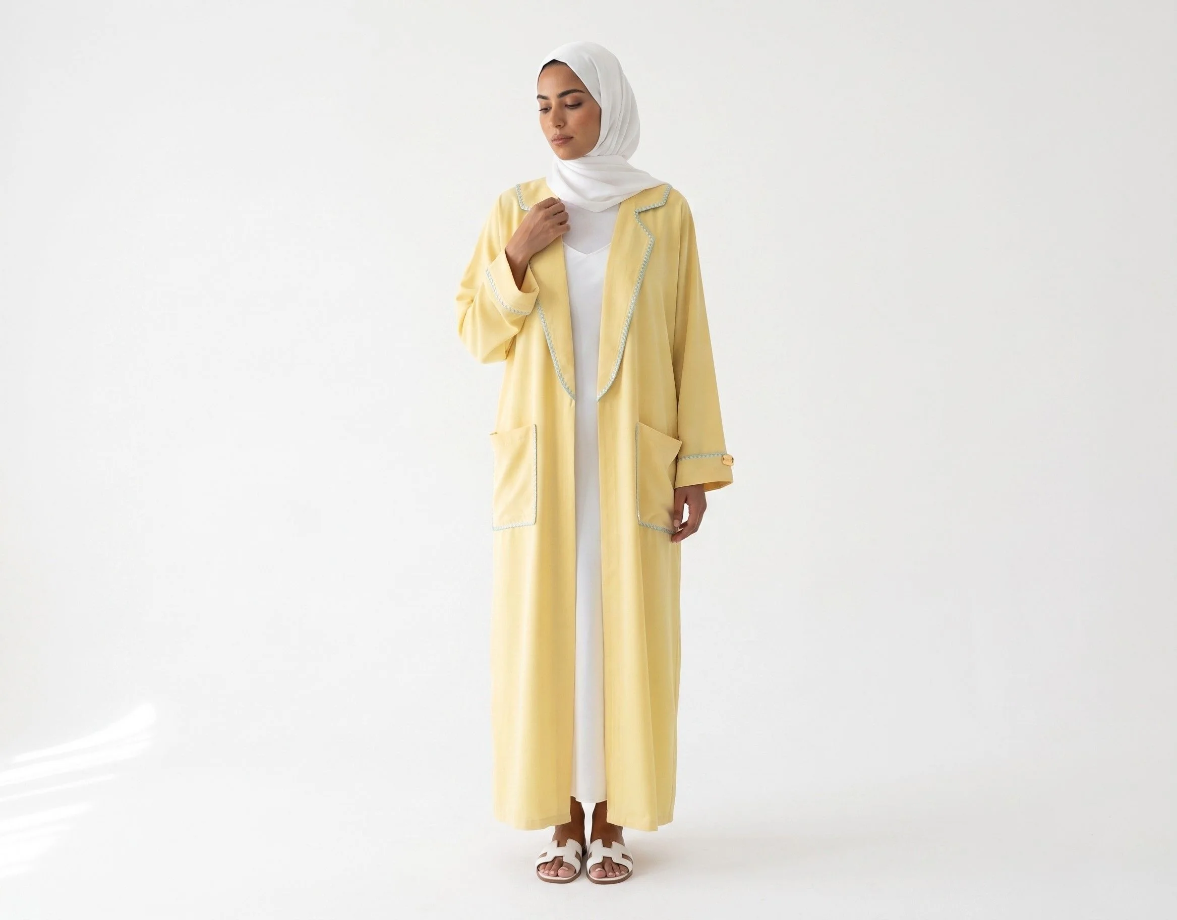 Kimono Jaune Brodé Main  Finition Habka Bleu Ciel Artisanale