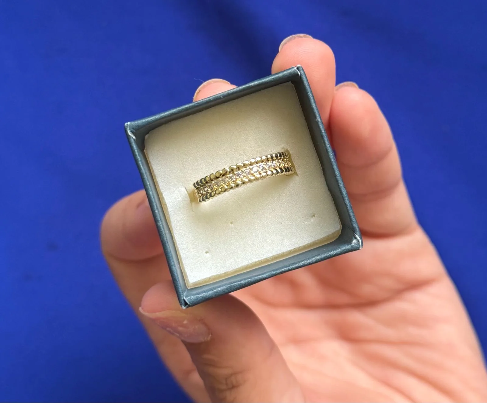 Bague torsadée élégante dorée avec strass