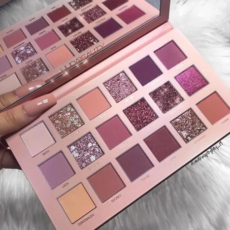 Huda Beauty Nude Eyeshadow Palette باليت شادو هدى بيوتي