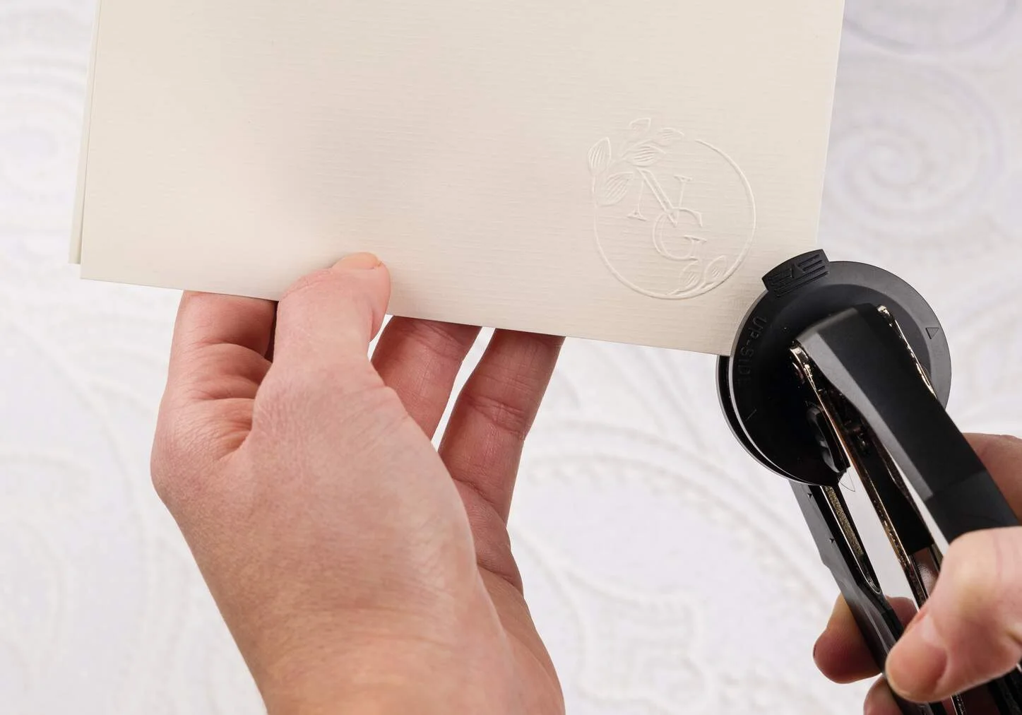 UNIQUE SEALS – الختم البارز الاحترافي (فخامة الأثر وضمان يمتد لسنوات)