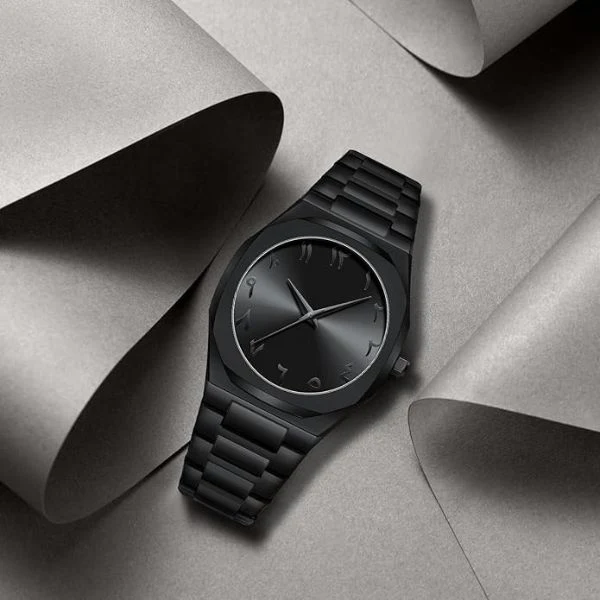 ساعة عصرية – باللون الأسود الفخم