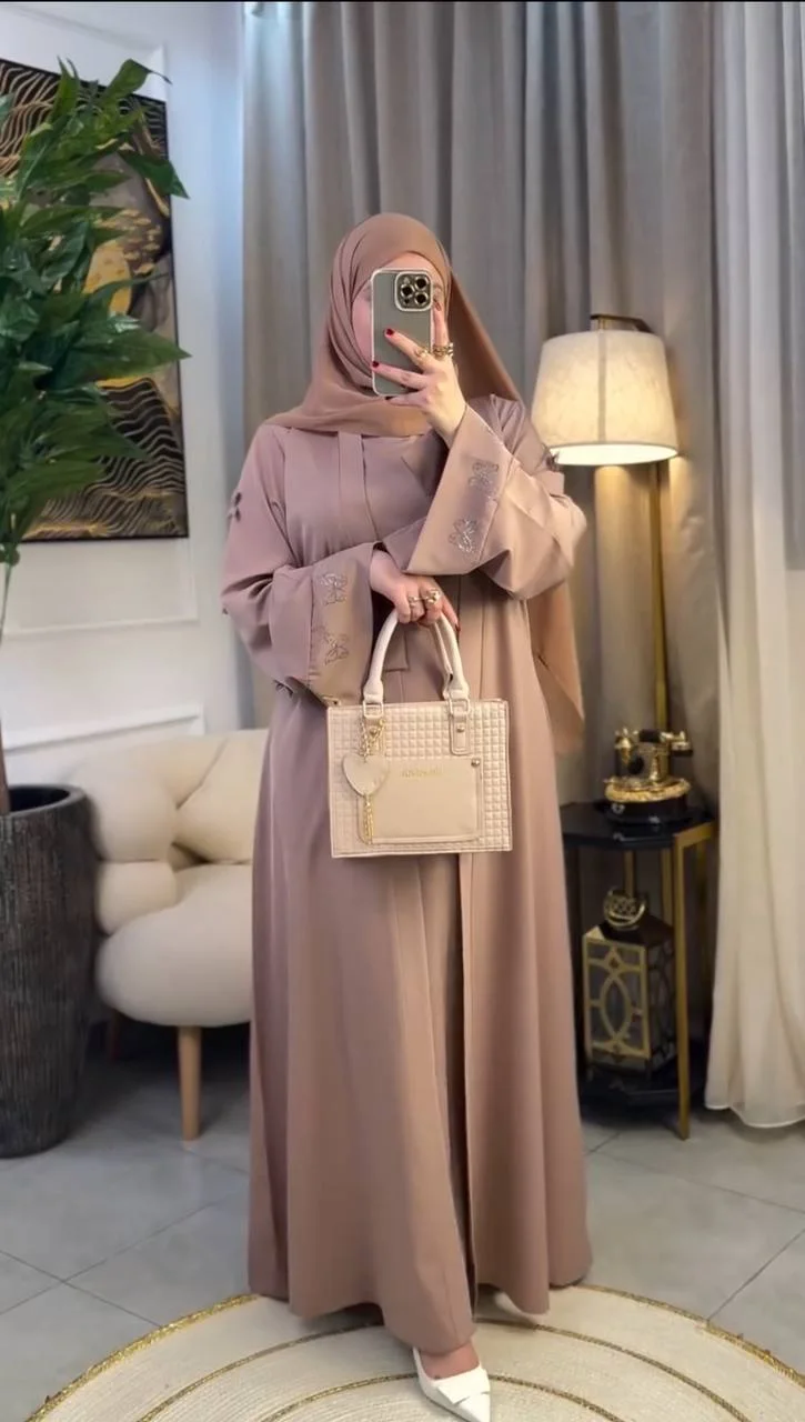 عباية راقية مكونة من قطعتين مصنوعة بحرفية عالية كريب روز 🕌
