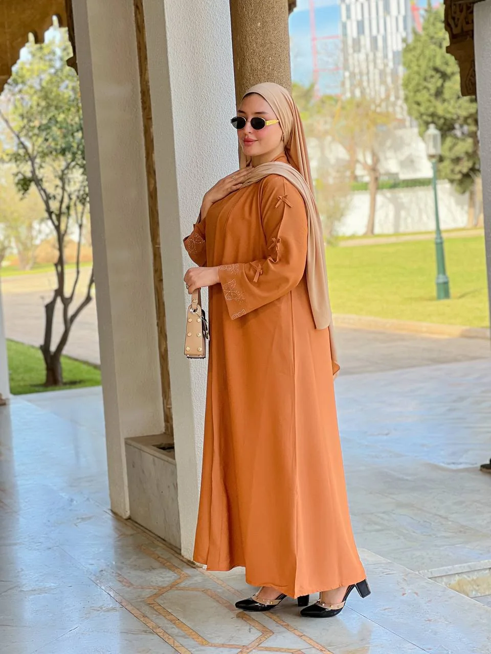 عباية راقية مكونة من قطعتين مصنوعة بحرفية عالية كريب روز 🕌