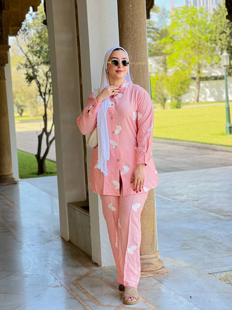 أنصومبل بأفخم أنواع التوب ثوب لولان مطروز