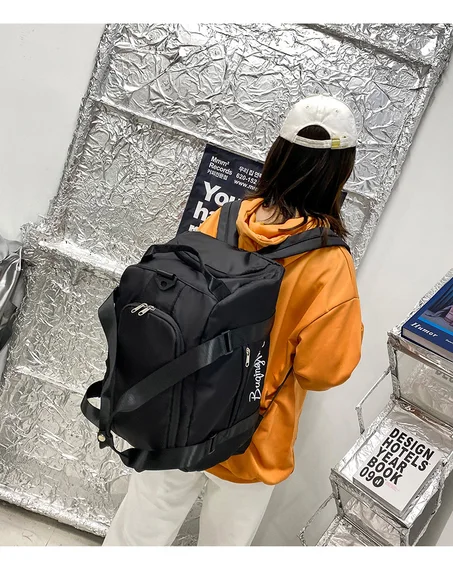 شنطة متعددة الاستعمالات للسفر، الرياضة، والعمل. تصميم عملي وأنيق يناسب جميع تنقلاتك اليومية.