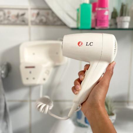 مجفف شعر مع قاعدة للتثبيت على الجدار من DLC