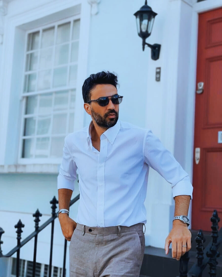 قمصان وبنطلونات