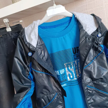 Ensemble garçon 3 pièces avec veste à capuche, sweat imprimé et jean avec ceinture