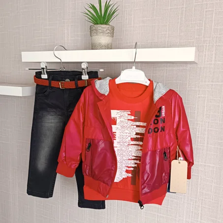 Ensemble garçon 3 pièces avec veste à capuche, sweat imprimé et jean avec ceinture