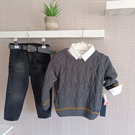 Ensemble garçon avec pull en maille, chemise intégrée et jean avec ceinture