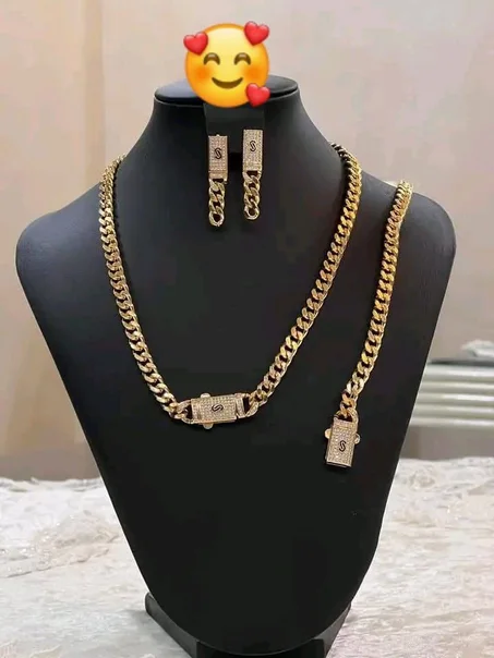 طقم نسائي فاخر – تصميم راقٍ من لاصي إينوكسيدابل ولمعان يدوم