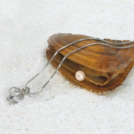 قلادة BRISET من لؤلؤ المحار النادر ( لمسة من الفخامة ورقي )