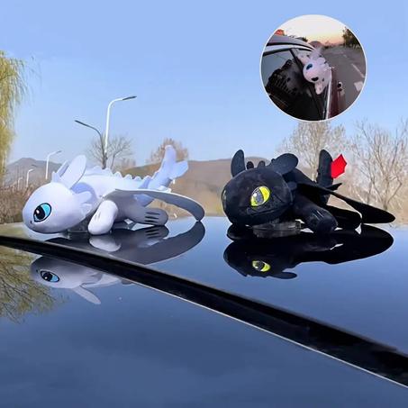 دمية تنين التوربيني الشهير على سقف السيارة