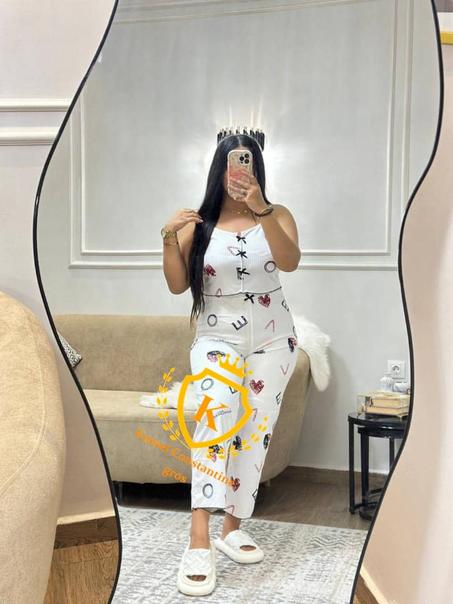 بيجاما بيضاء بطبعة قلوب وردية