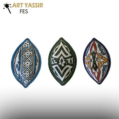 Présentoir de 3 assiettes en céramique marocaine aux décorations traditionnelles de Fès