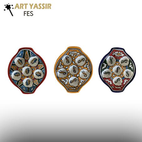 Présentation de trois pièces de décoration fonctionnelles : un porte-œufs en céramique marocaine