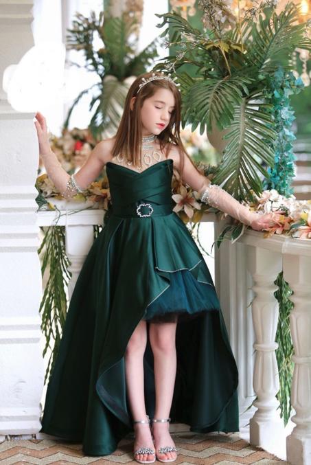 فستان اخضر مع تاج