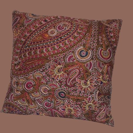 Un coussin à motif traditionnel