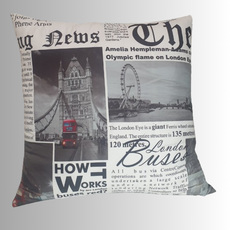 Un grand coussin à motif design journal imprimé