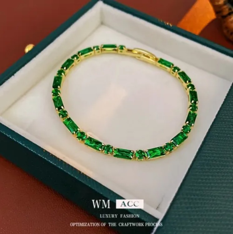 • سوارة نسائية تصميم انيق ستايل اوروبي مزينة بالزاركون الاخضر