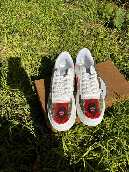 Chaussure élégante inspirée des couleurs du drapeau marocain.