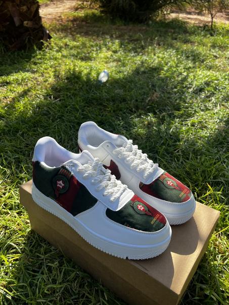 Chaussure élégante inspirée des couleurs du drapeau marocain.