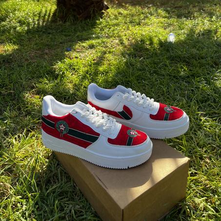 Chaussure élégante inspirée des couleurs du drapeau marocain.