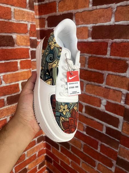 � حداء أنيق بلمسة عصرية، مزين برسومات فنية ملونة تعطيه طابع فريد 🎨✨