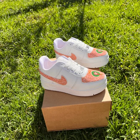 Chaussure élégante inspirée des couleurs du drapeau marocain.