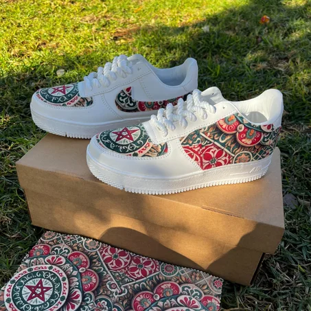 Chaussure élégante inspirée des couleurs du drapeau marocain.