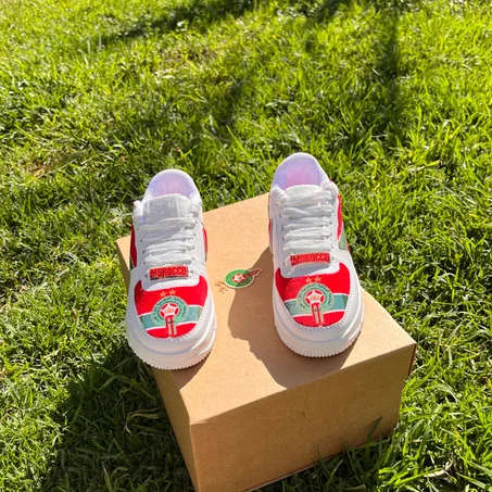 Chaussure élégante inspirée des couleurs du drapeau marocain.