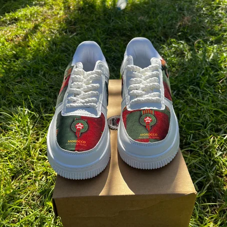 Chaussure élégante inspirée des couleurs du drapeau marocain.