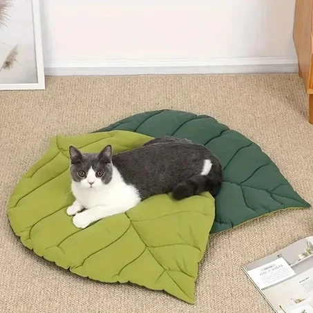 Leaf-Shaped Cat Bed Mat – Soft & Cozy Pet Blanket for Cats