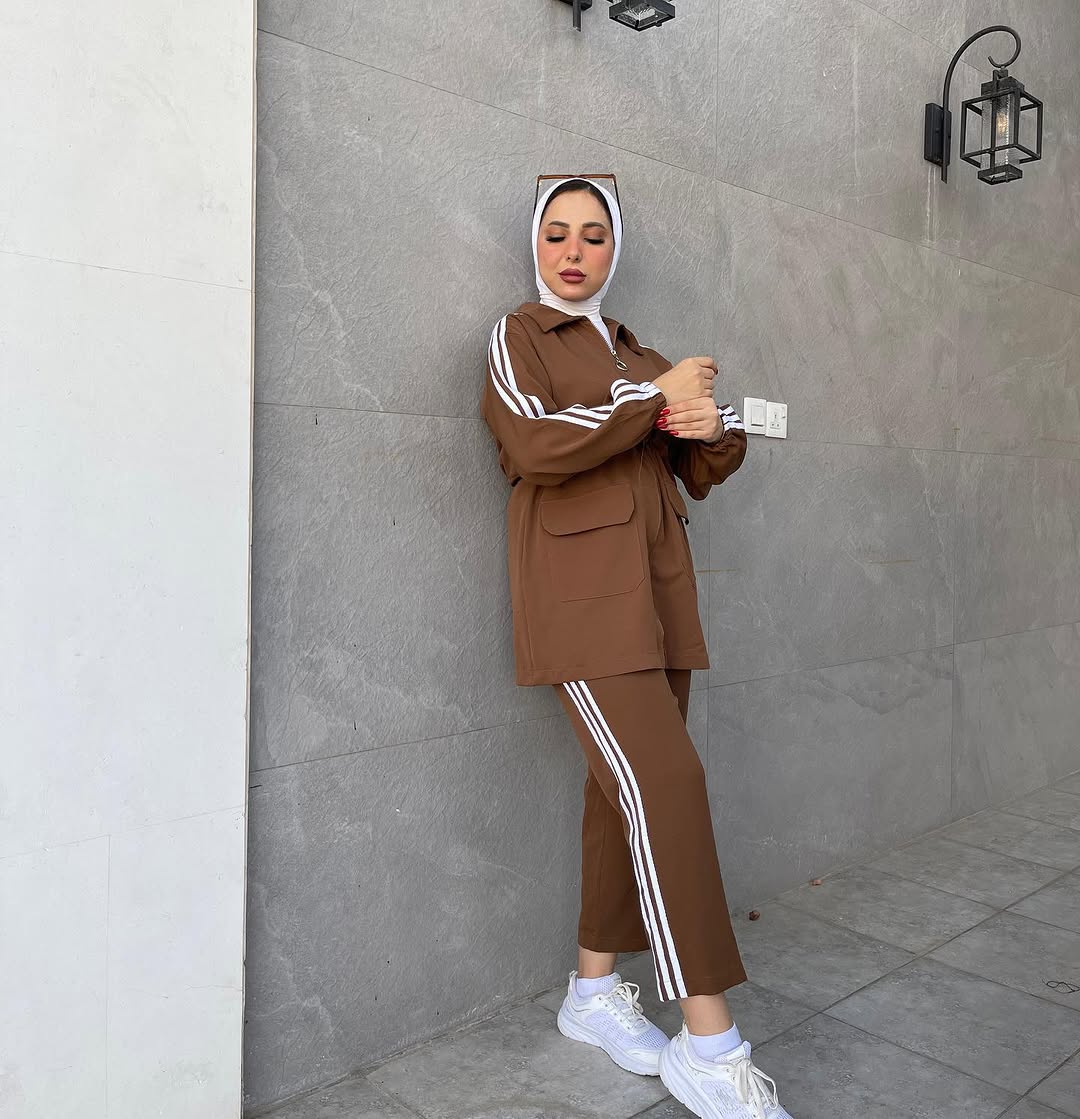 بدلة رياضية بثلاثة خطوط