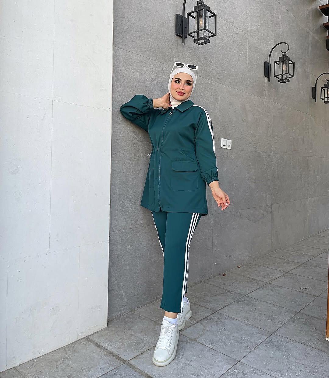 بدلة رياضية بثلاثة خطوط