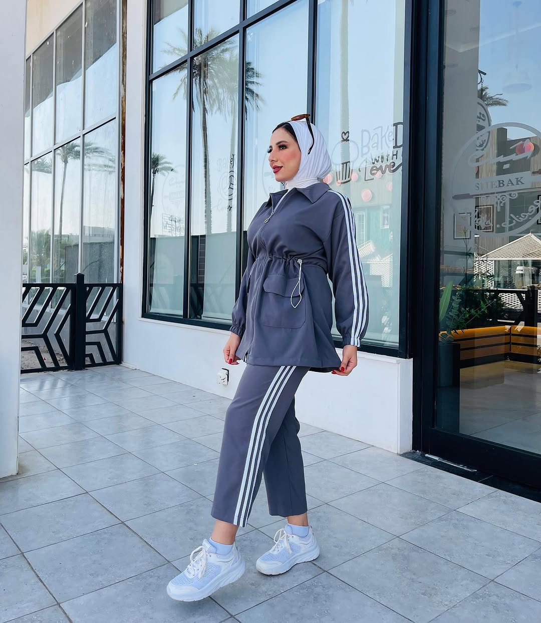 بدلة رياضية بثلاثة خطوط
