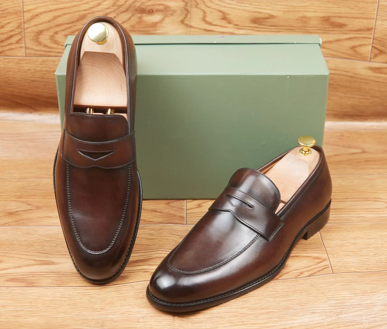 Soulier et Mocassins en Cuir Haut de Gamme pour un Look Professionnel et décontracté où que vous soyez.