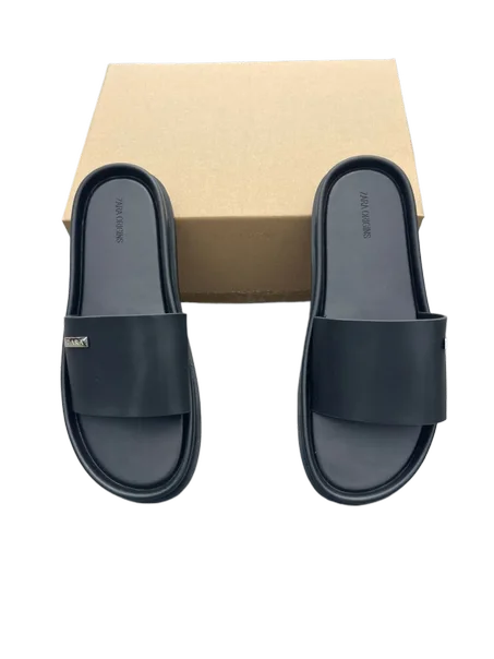 Mules slides homme noires — confortables, minimalistes et faciles à enfiler.